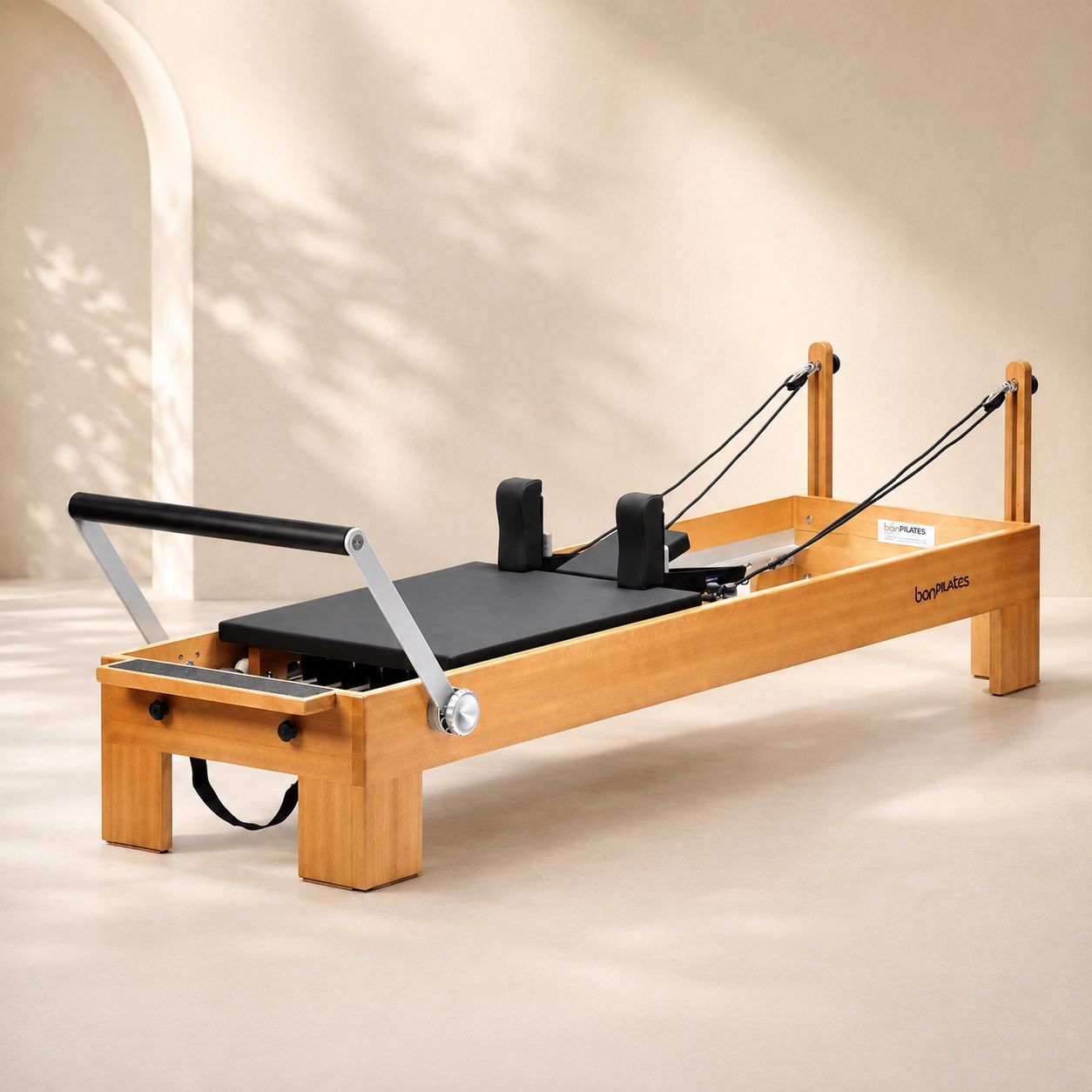 Reformer de madera con tapizado negro